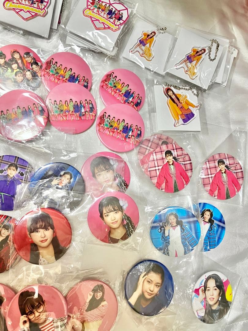 girls2☆缶バッジ&アクリルキーホルダー84個まとめ売り【おまけあり！】