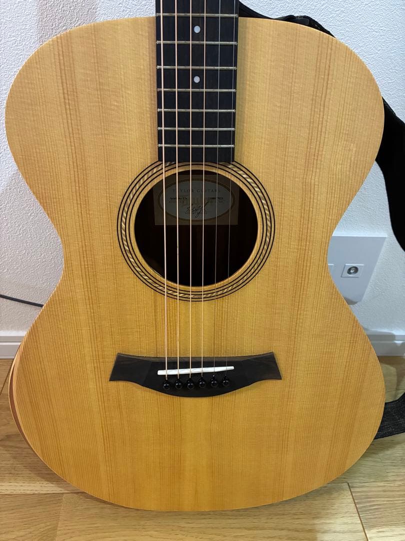 Taylor アコースティックギター(ケース、換えの弦あり)