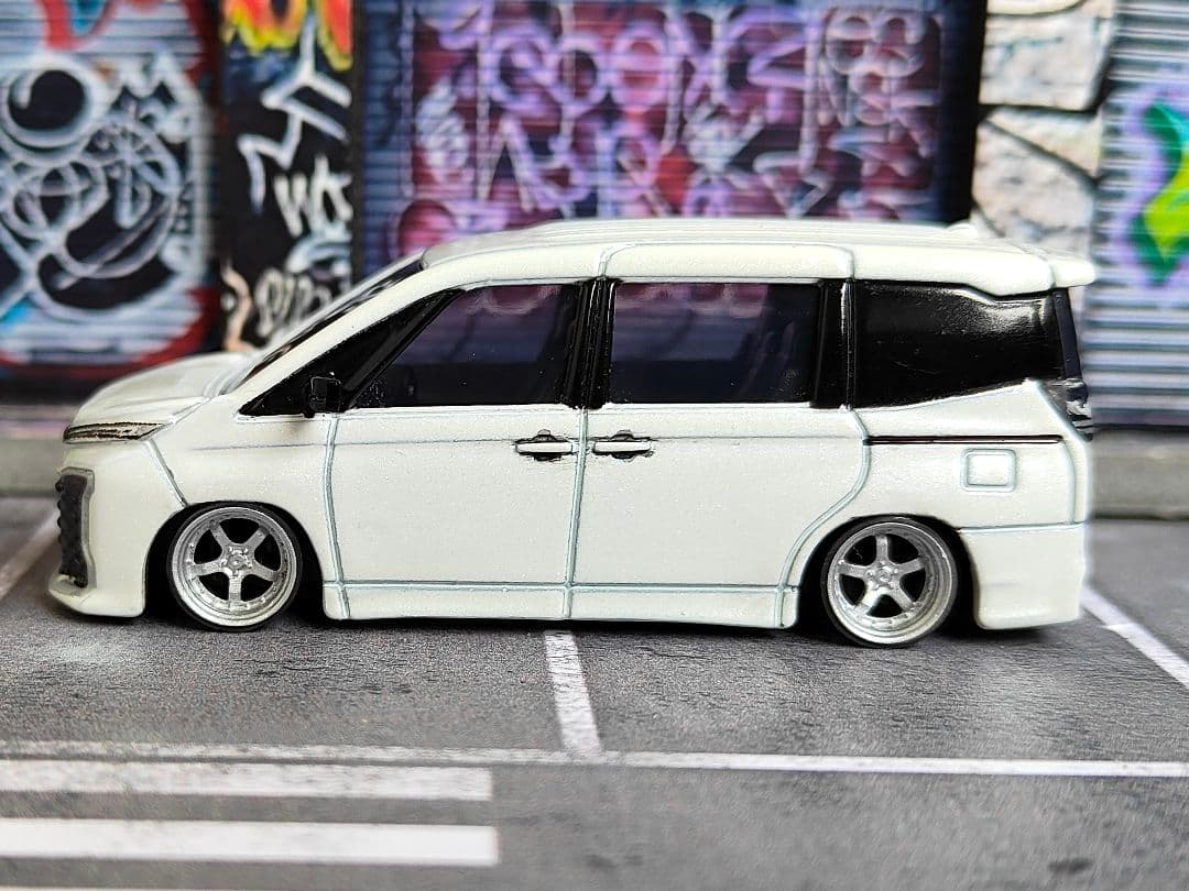 トミカ改造 トヨタ 新型ヴォクシー 初回限定品 ☆深リム ☆ホットウィール