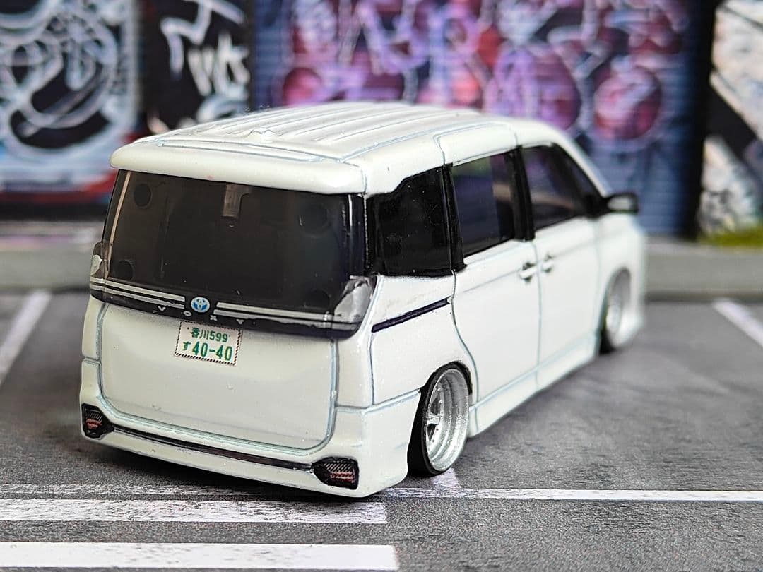 トミカ改造 トヨタ 新型ヴォクシー 初回限定品 ☆深リム ☆ホットウィール