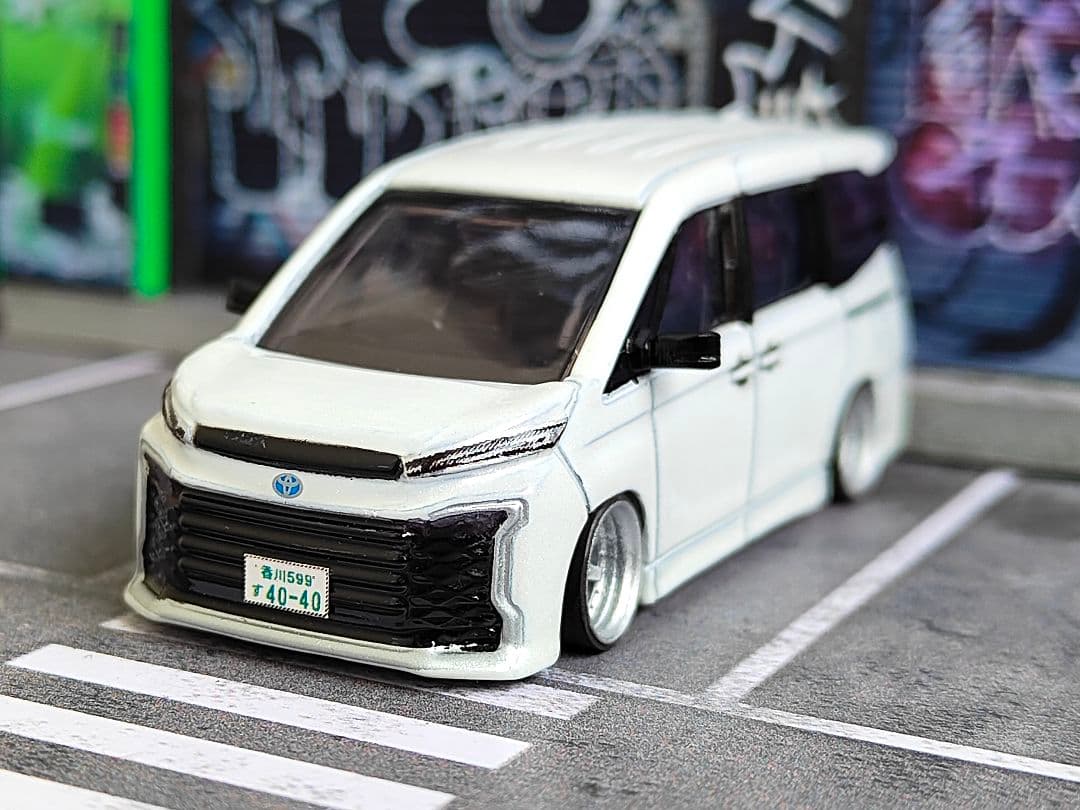 トミカ改造 トヨタ 新型ヴォクシー 初回限定品 ☆深リム ☆ホットウィール