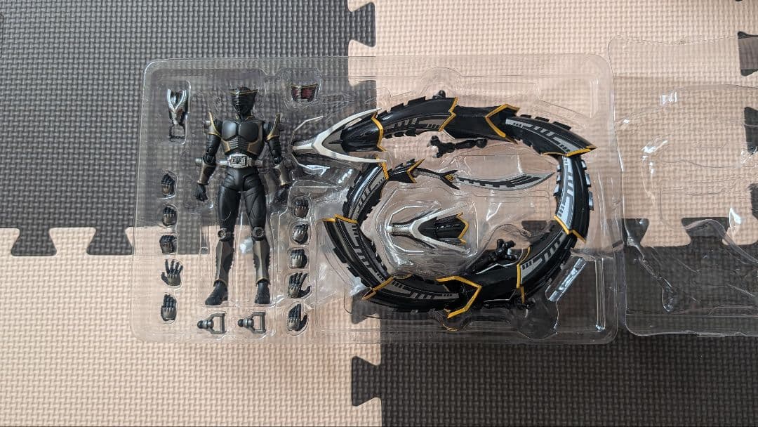 【値下中】フィギュアーツ 仮面ライダーリュウガ ＆ ドラグブラッカー