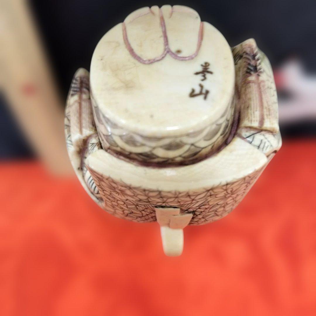 日本の扇子を持つ人形