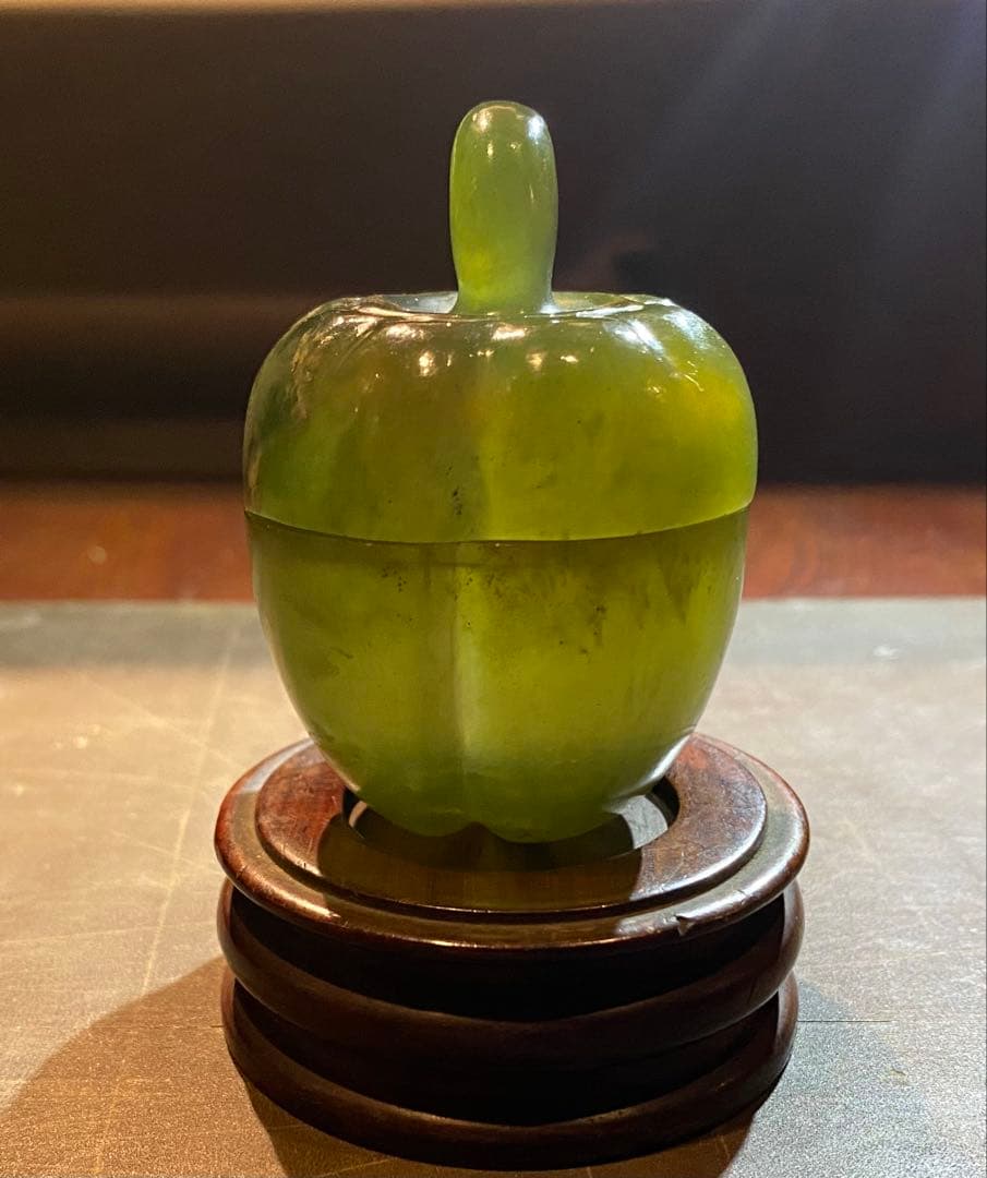 古翡翠 和田玉・鑑賞台付・ヴィンテージ　レア ・オブジェ・鼻煙壺 ・台湾茶器