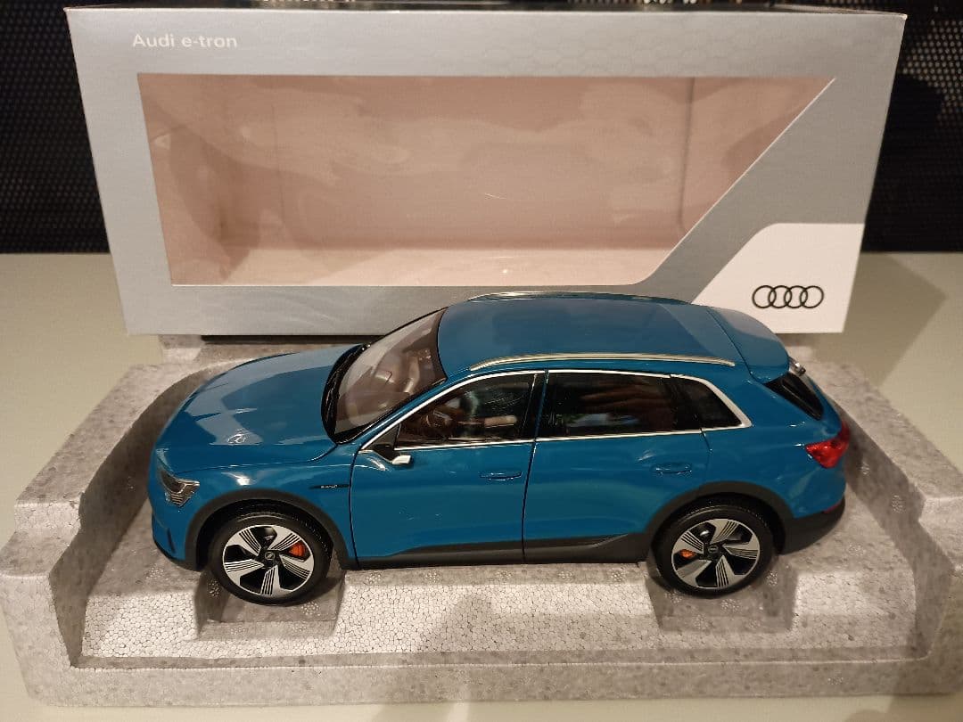 ノレブ NOREV 特注品 アウディ Audi e-tron 1/18