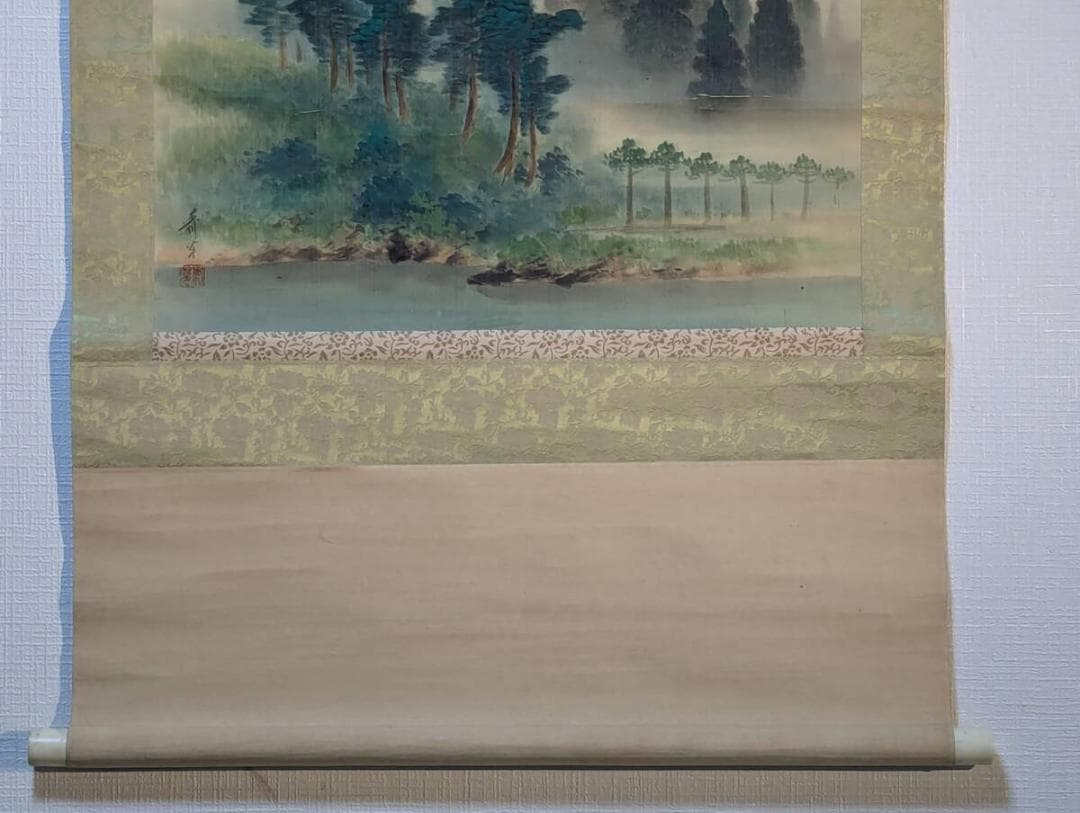 【真作】掛軸　朝靄の湖畔図　静けさ漂う山水風景画　静寂の情景　T31