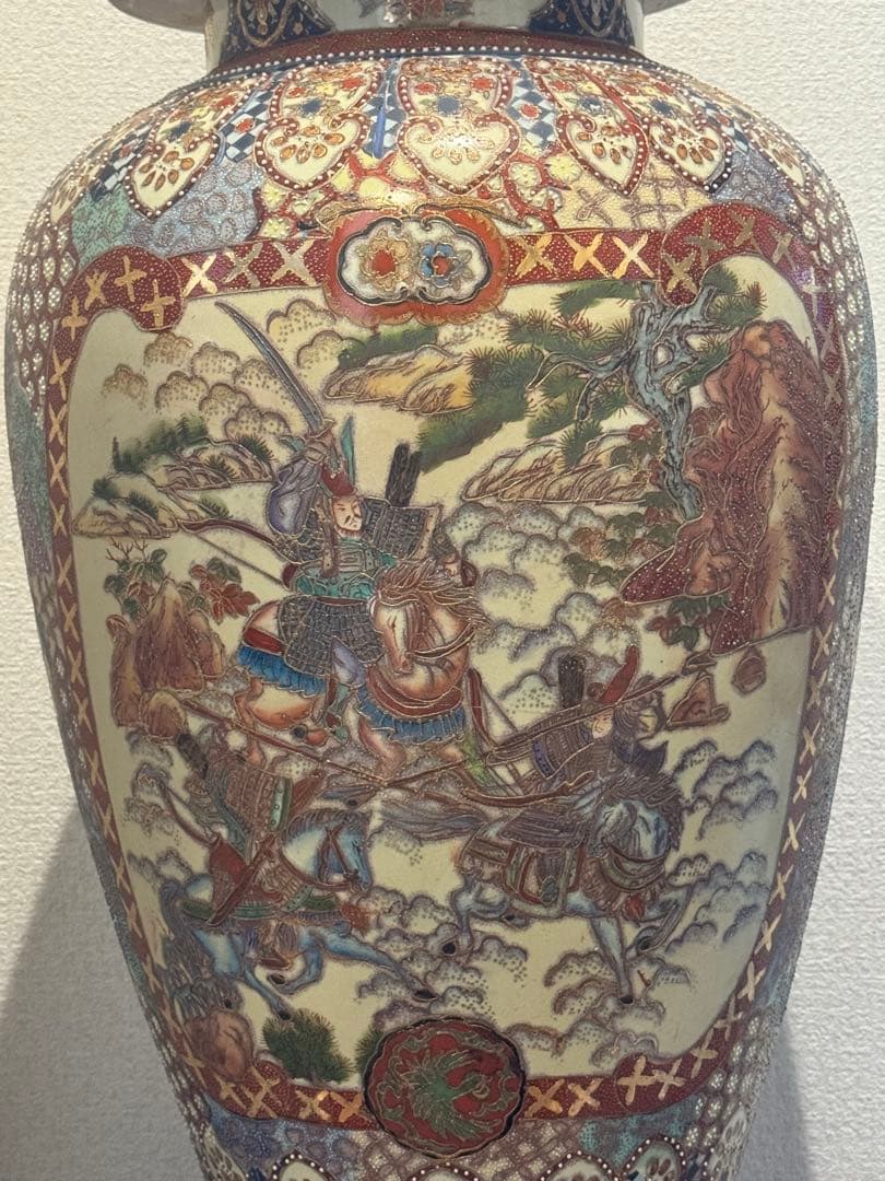 伝統工芸・総手描き古伊万里様式金欄手壺　インテリア装飾用の瓶