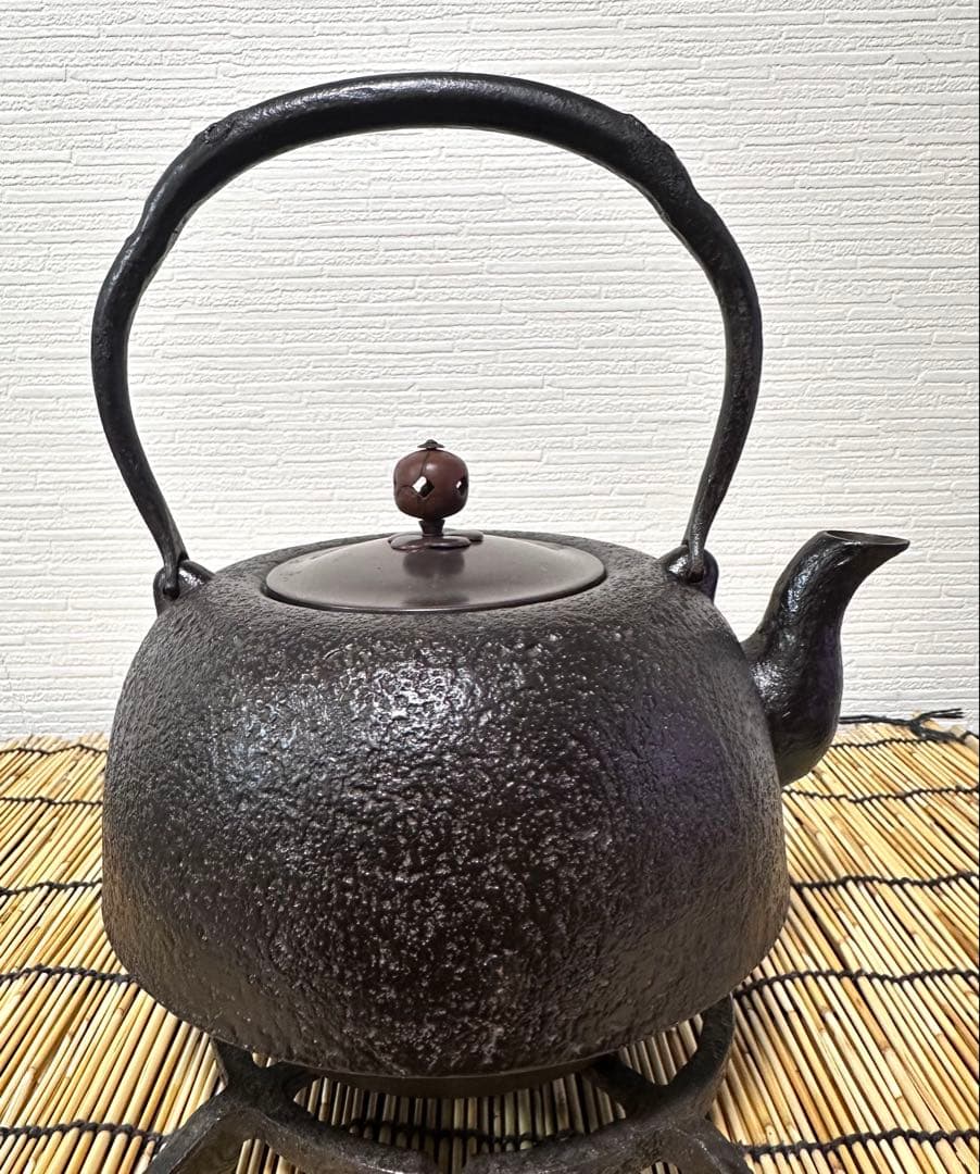 ＵＳＥＤ品、供箱付　南部岩鋳四代目清末作 　真作保証　２３型南部肌(唐金蓋)