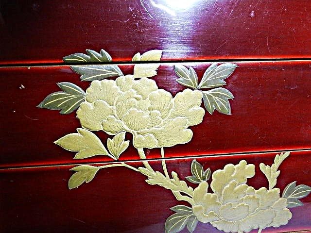 年代物の蓋付き四段重ね蒔絵菓子箪笥（蜻蛉蝶・牡丹菊蒔絵）