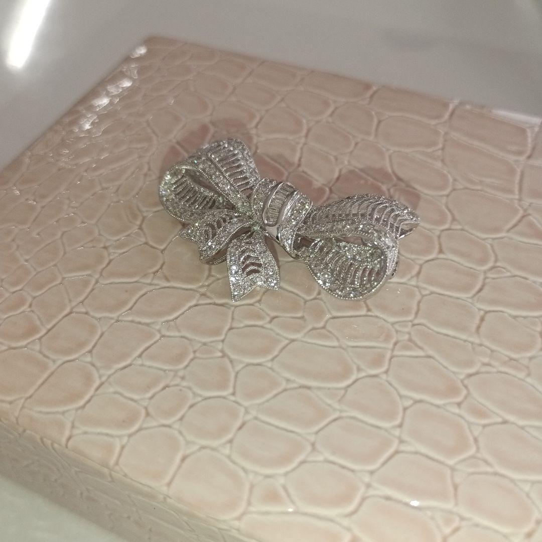 K18エレガント リボン型 ダイヤモンド装飾ブローチ