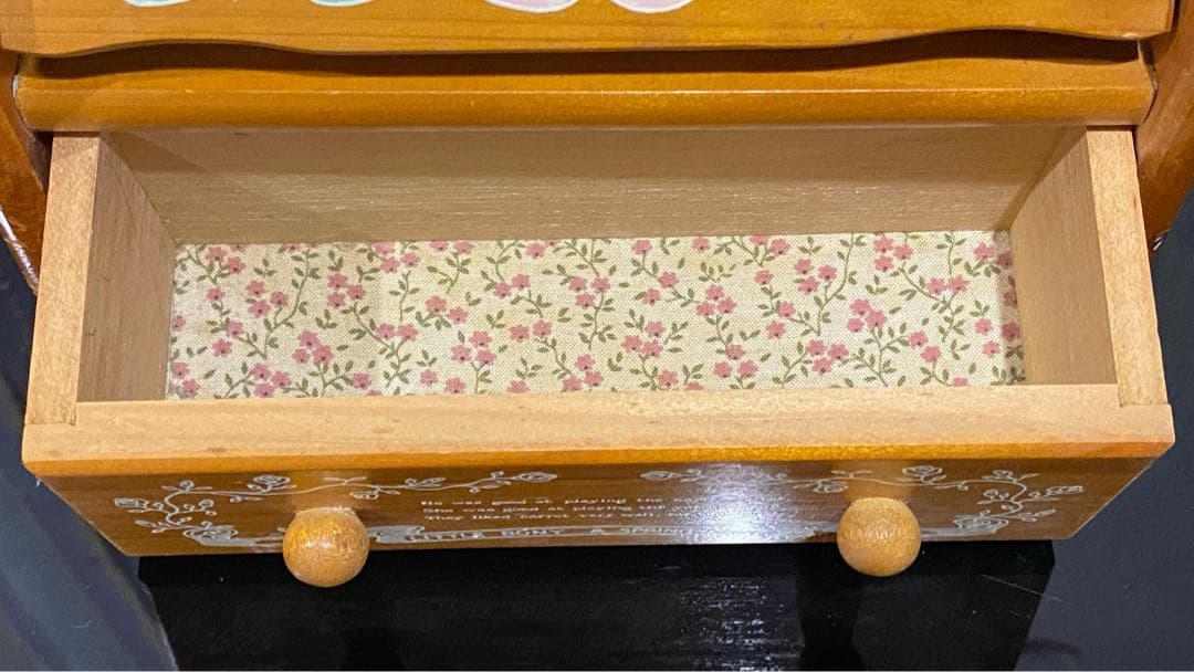 ウサギのフィギュア付き木製オルゴール