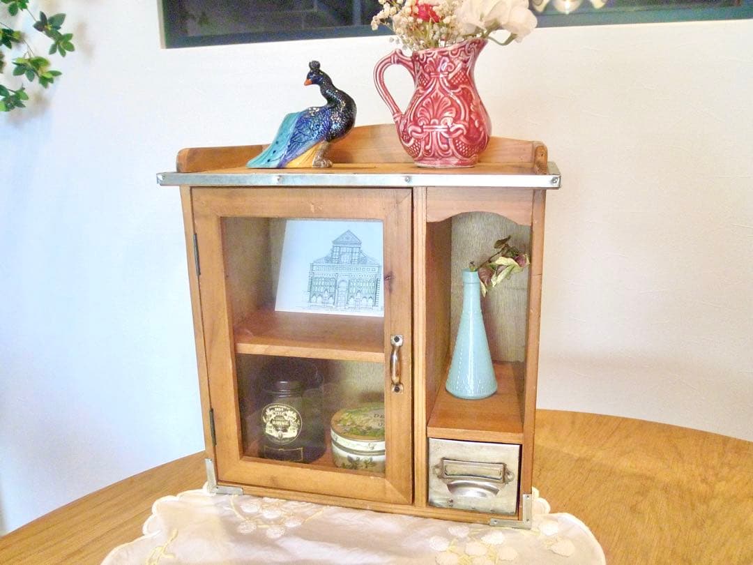 アンティーク風　木製ガラス扉キャビネット