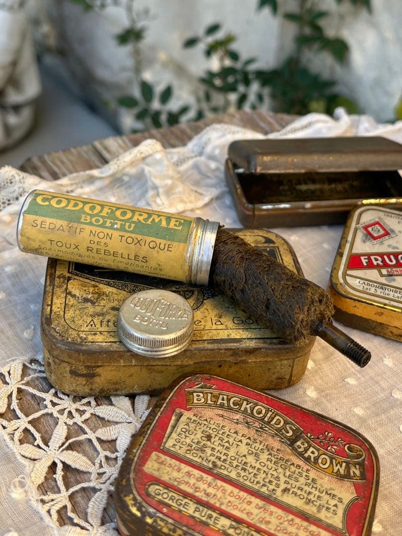 ◆フランスアンティーク｜希少100年前ティン缶ブリキアルミサビ小さいピルケース薬
