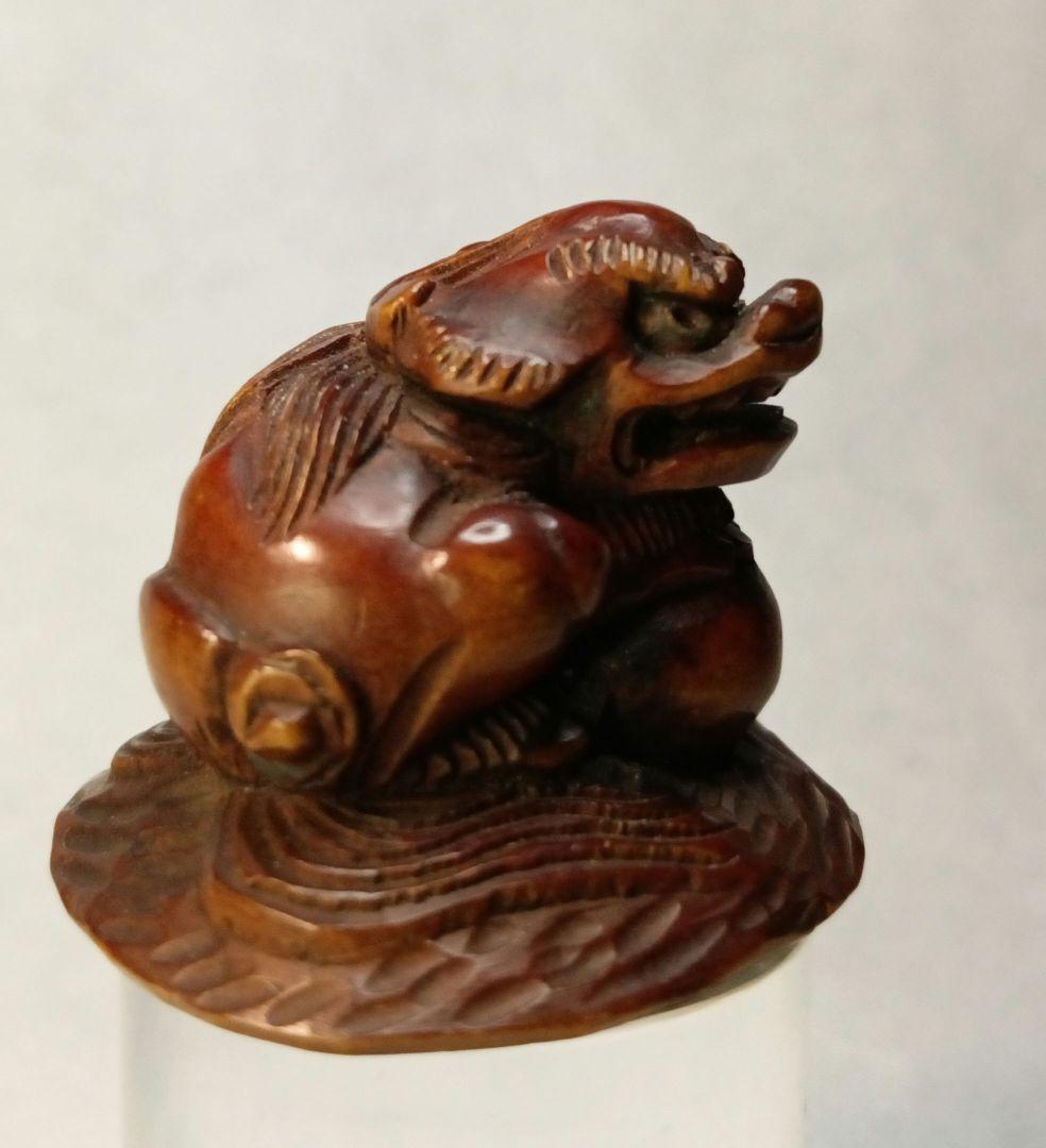 親信 在銘 「玉取り獅子」 柘植彫 根付 江戸時代