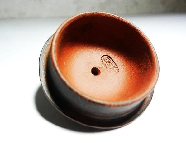 宜興紫砂壷（底款「周箕能制」、高さ５．５ｃｍ、幅幅９．５ｃｍ、容量４０ｃｃ）