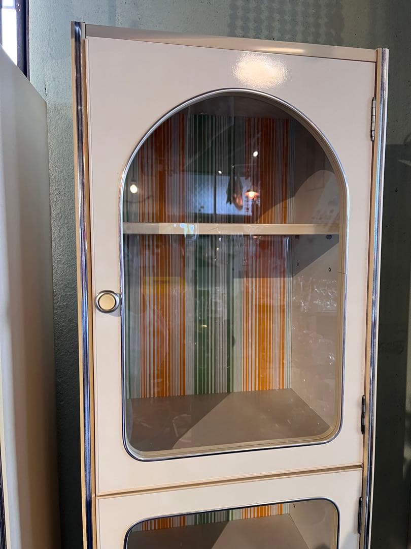 ホワイトアーチ型ガラスキャビネット