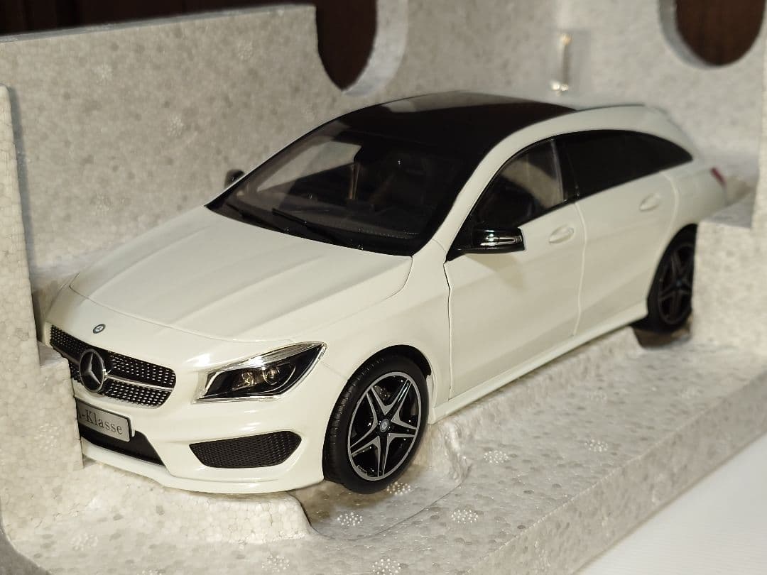 メルセデスベンツ CLAシューティングブレーク 1/18 ミニカー ホワイト