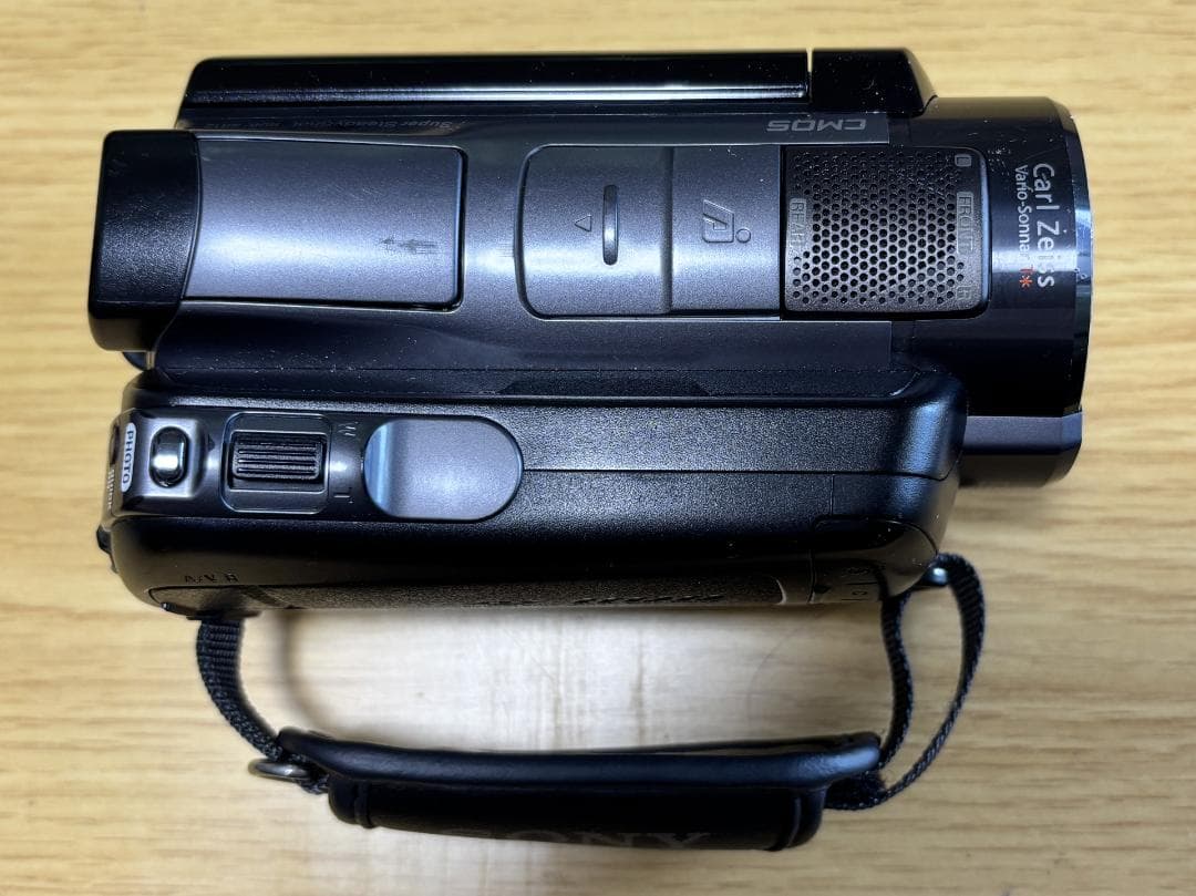 SONYのハイビジョンビデオカメラ ハンディカムHDR-SR12　付属品充実