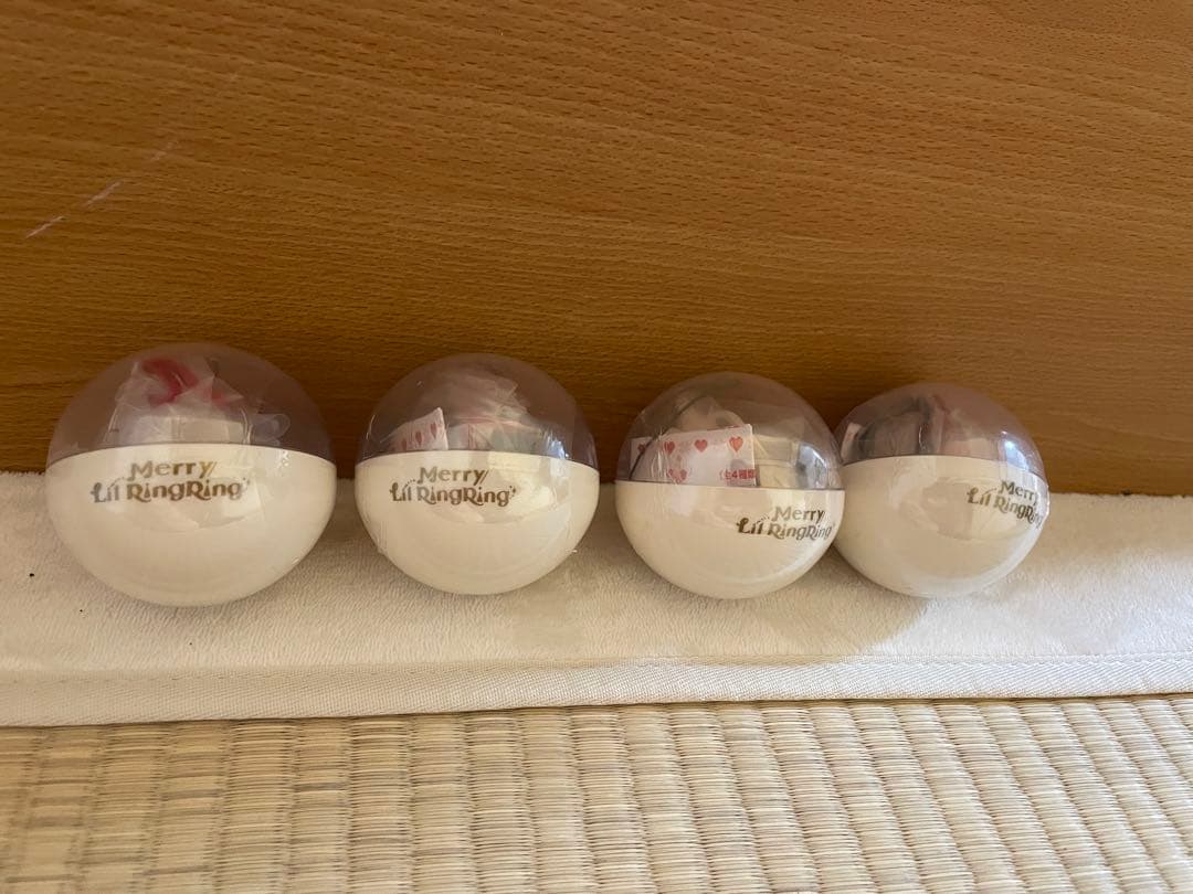 リルリンリン　クリスマスカプセルトイ未開封4個セット白✖︎赤✖︎緑2