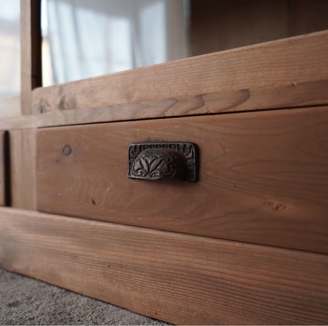 ガラス引戸のキャビネット