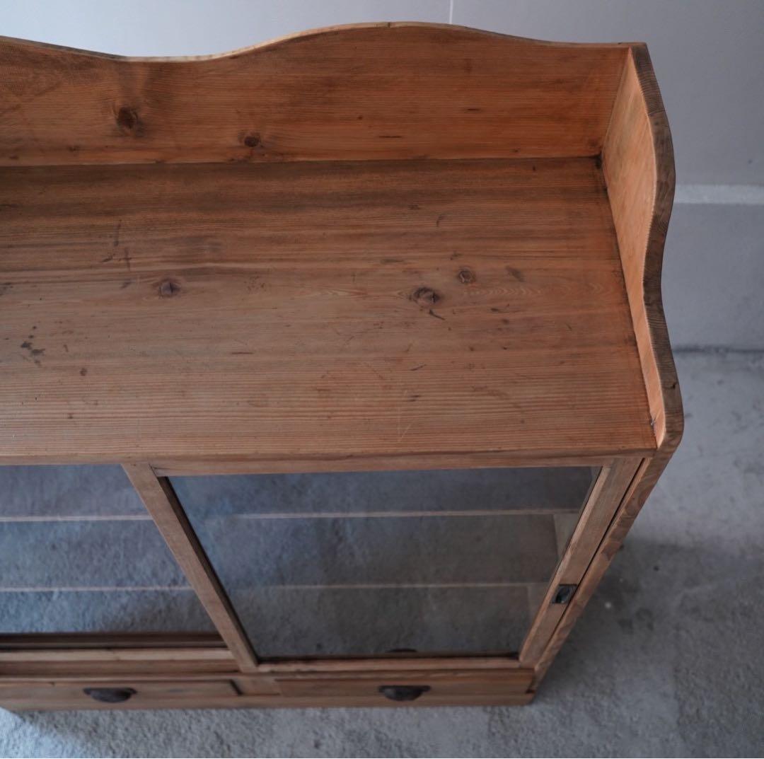 ガラス引戸のキャビネット