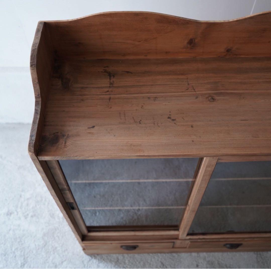 ガラス引戸のキャビネット