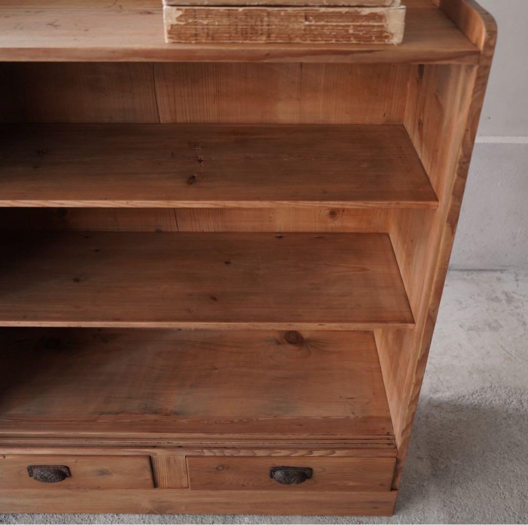 ガラス引戸のキャビネット