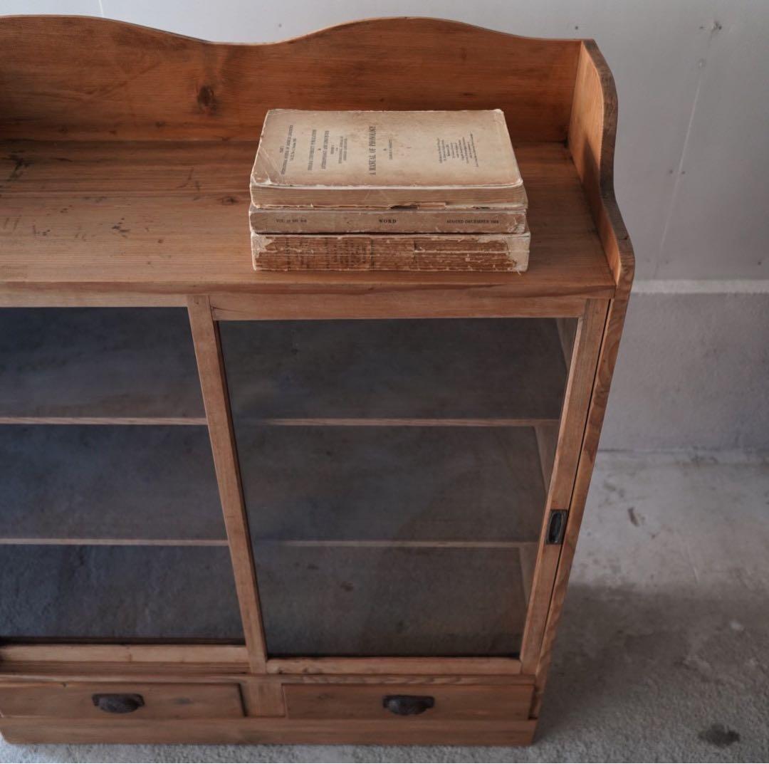 ガラス引戸のキャビネット