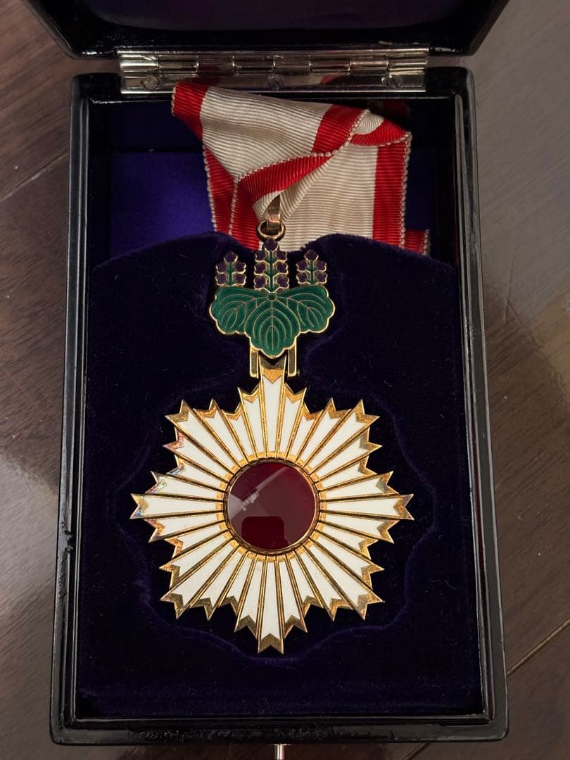 勲三等旭日中綬章　勲章 記章 徽章 ケース付/保管品