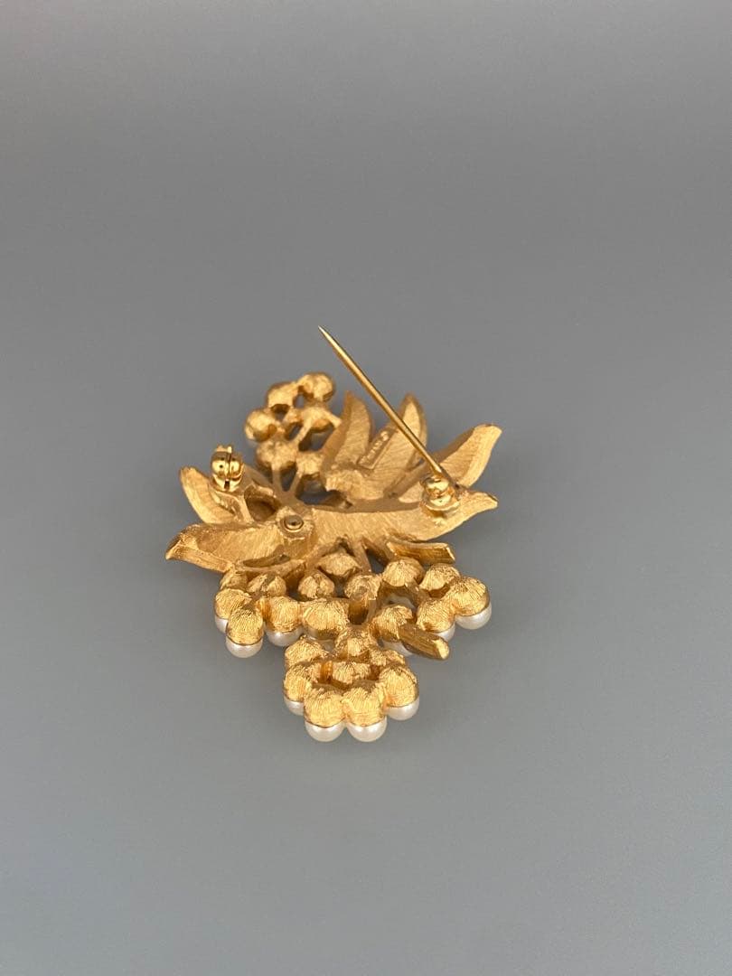 lotuscloud 2530⭐️TRIFARI トリファリヴィンテージブローチ