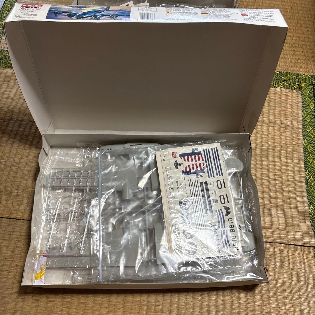 アカデミー米軍爆撃機B-17 3機 B-24 3機 プラモデル 1/72