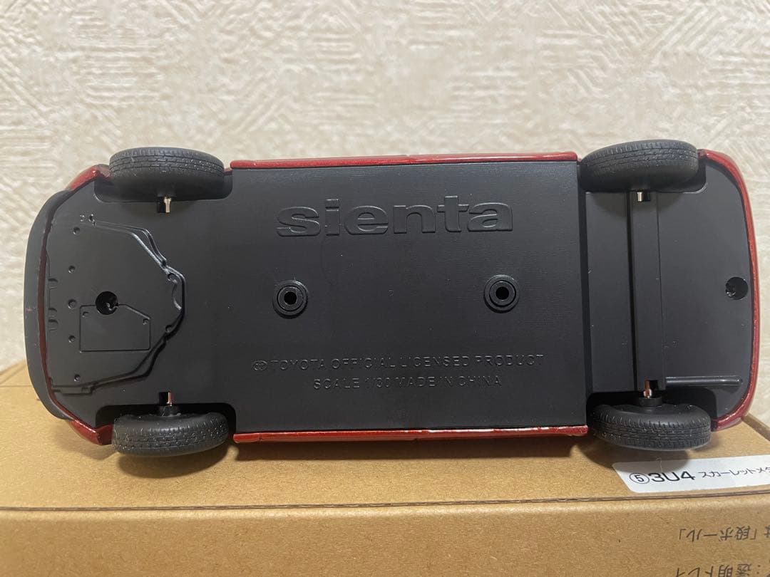 トヨタ シエンタ 1/30ミニカー 赤