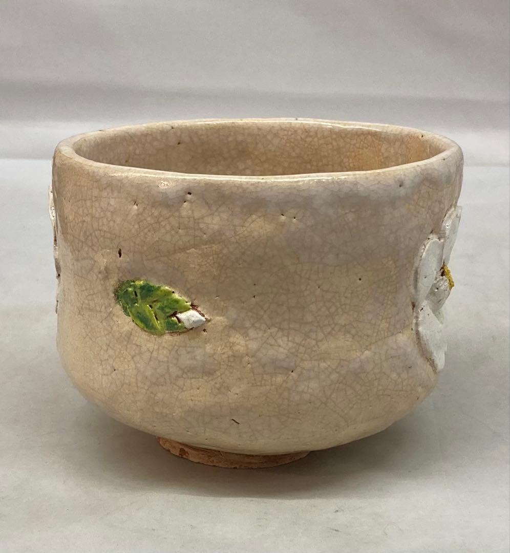 B348s 「水月焼　椿図抹茶茶碗」竹本輝夫作　天神蟹山水彫 伊予松山 茶道具