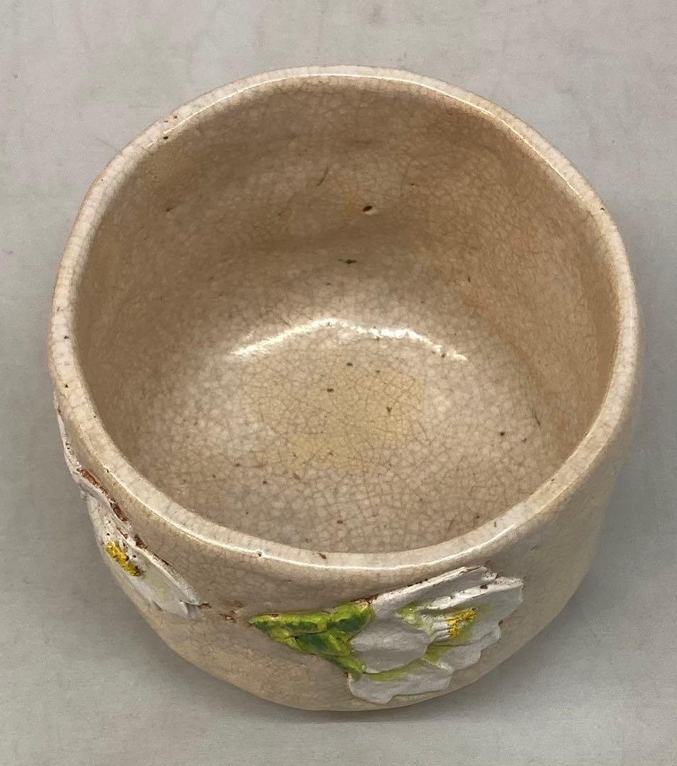 B348s 「水月焼　椿図抹茶茶碗」竹本輝夫作　天神蟹山水彫 伊予松山 茶道具