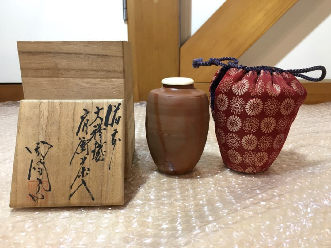 木村陶峰 肩衝茶入 火襷が見事な作品 美しく可愛い苺裂仕覆 無骨な共箱の文字