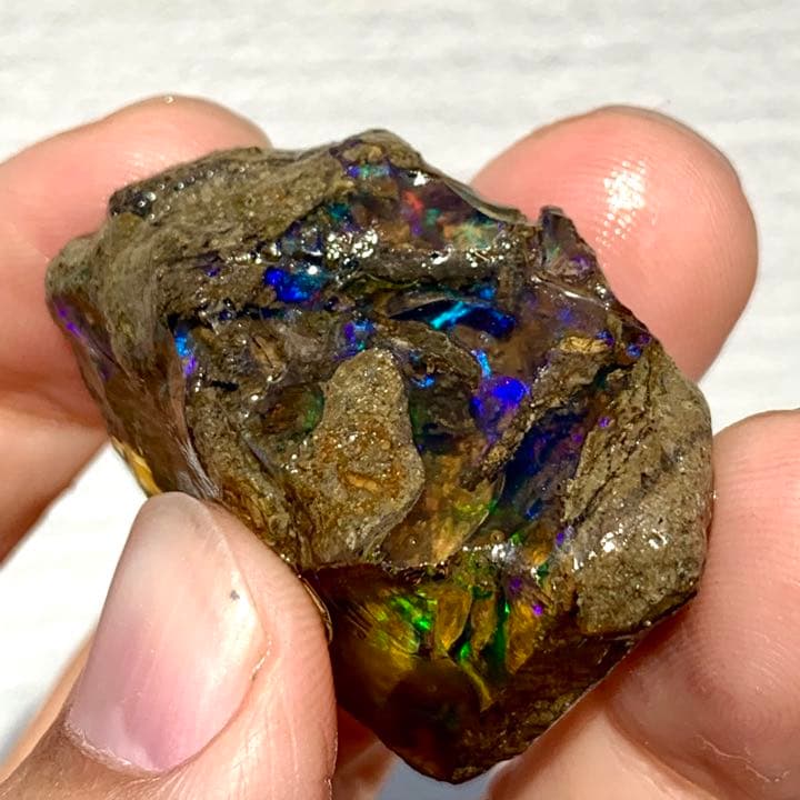 母岩の隙間に光り輝くオパール原石100ct/鉱物標本