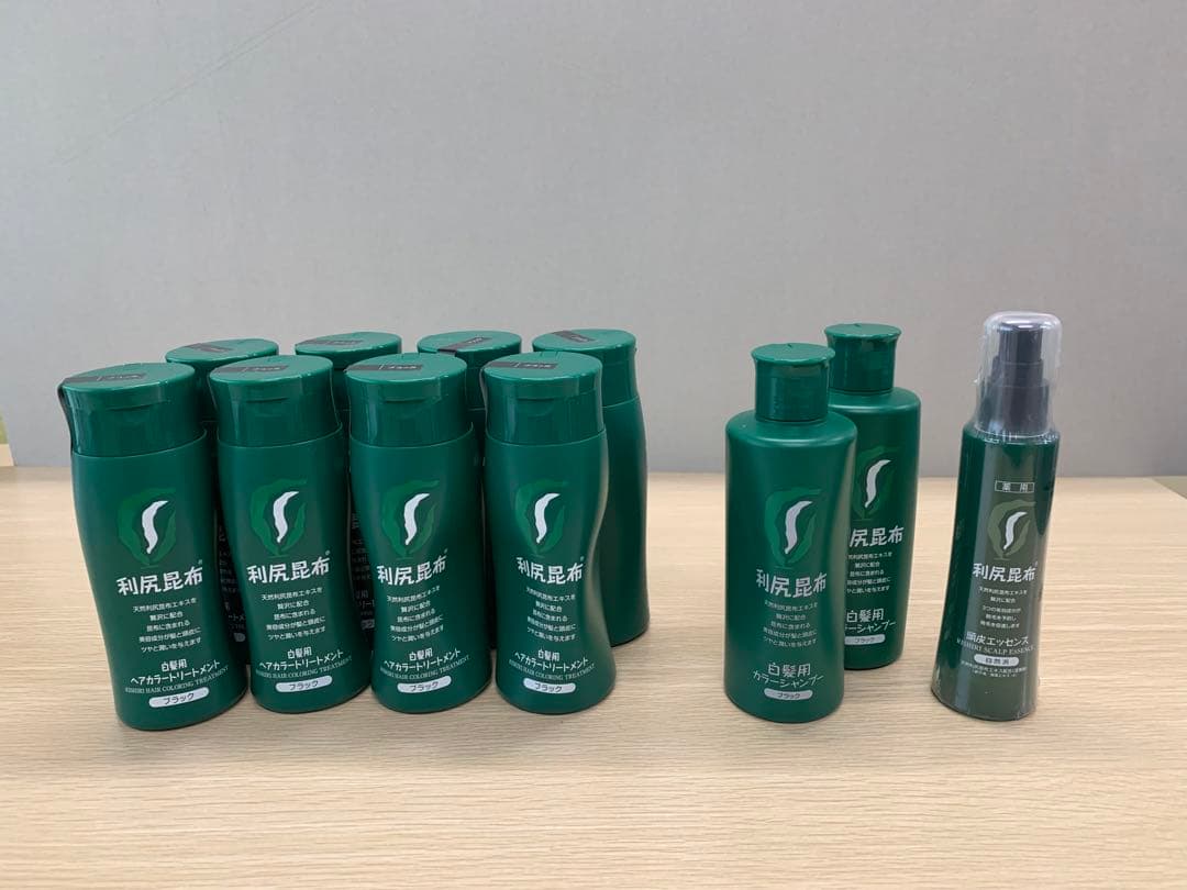 利尻ヘアカラー トリートメント8本、カラーシャンプー2本、頭皮エッセンス1本