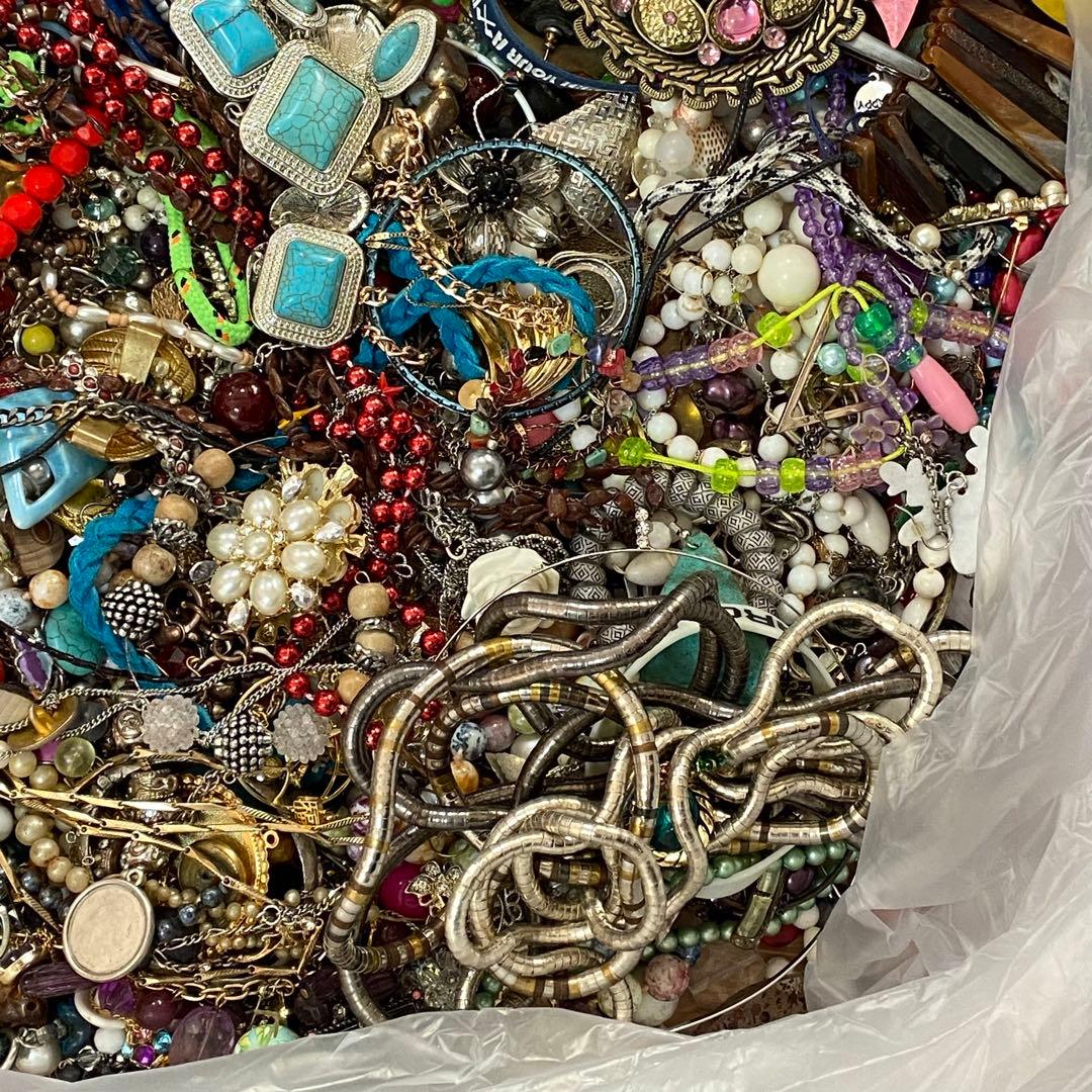 大量　まとめ売り　ジャンク　未選別　アクセサリー色々⑪　約9.3㎏　ネックレス他