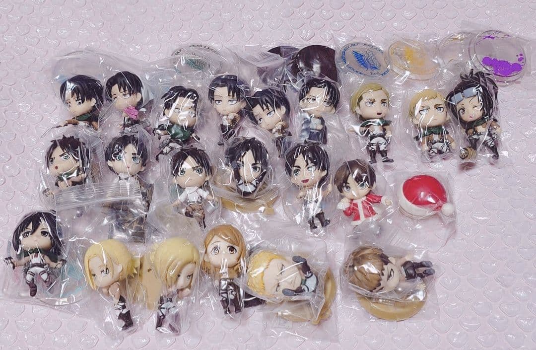 進撃の巨人 エレン リヴァイ一番くじ きゅんキャラ フィギュア エレンサンタ服含