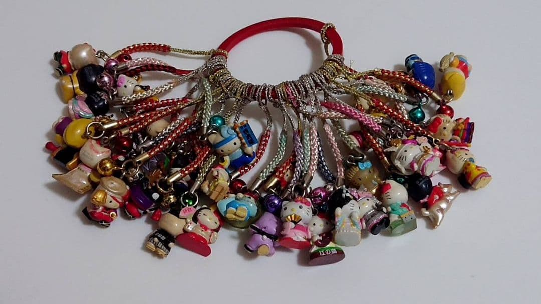 l*f様 ご当地ハローキティ ストラップ 約300個セット とても 状態は良くな