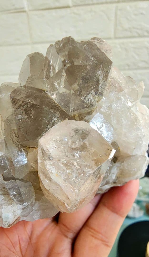 パキスタン産の水晶にトパーズをあしらったもの