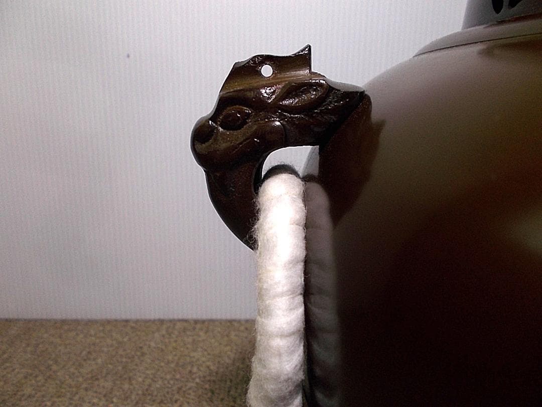 未使用保管品 四代/釜師:菊池正直 和鉄/砂鉄/茶釜 唐銅切合鬼面風炉 共箱