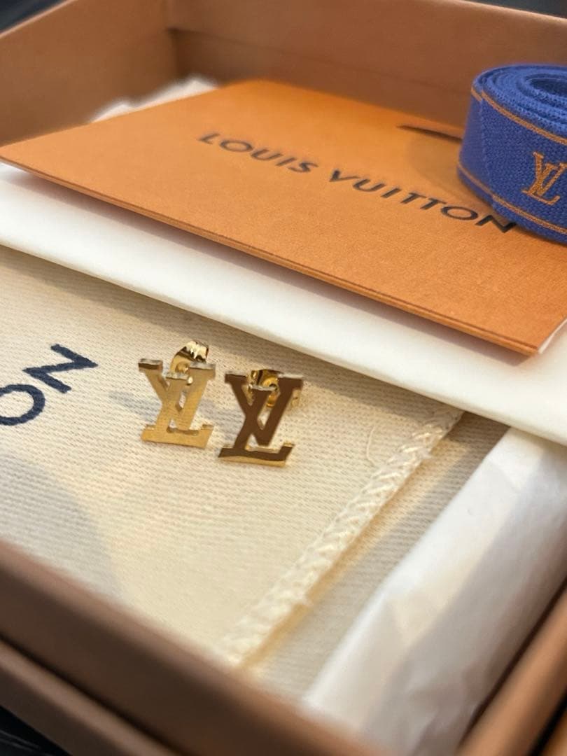 LV ロゴピアス