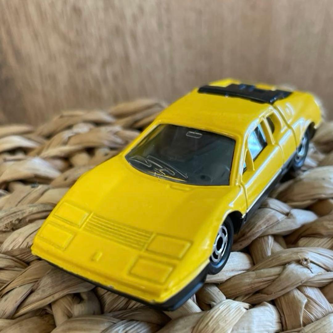 〈トミカ〉F57 フェラーリ　FERRARI BB 512 ミニカー