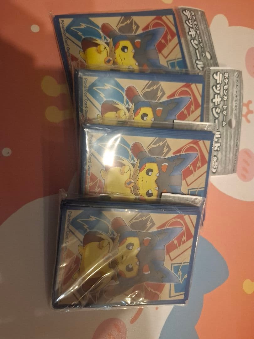 ポケモンカード デッキシールド スリーブ メガルカリオのポンチョを着たピカチュウ