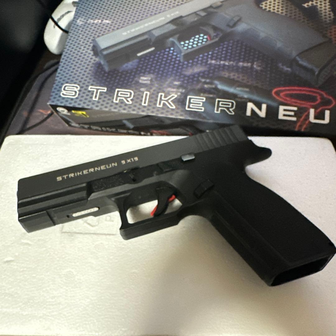 値下げ歓迎STRIKER NEUN CO2ガスガン 6mm BB弾付き