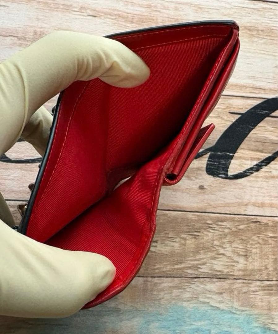 ✨人気✨　ルブタン スタッズ 二つ折り財布 黒 レッド