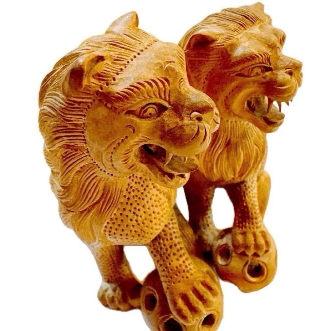 工芸品　狛犬　木製総木彫　インテリア　1点物　魔除け 縁起物 彫刻つがい　玉獅子