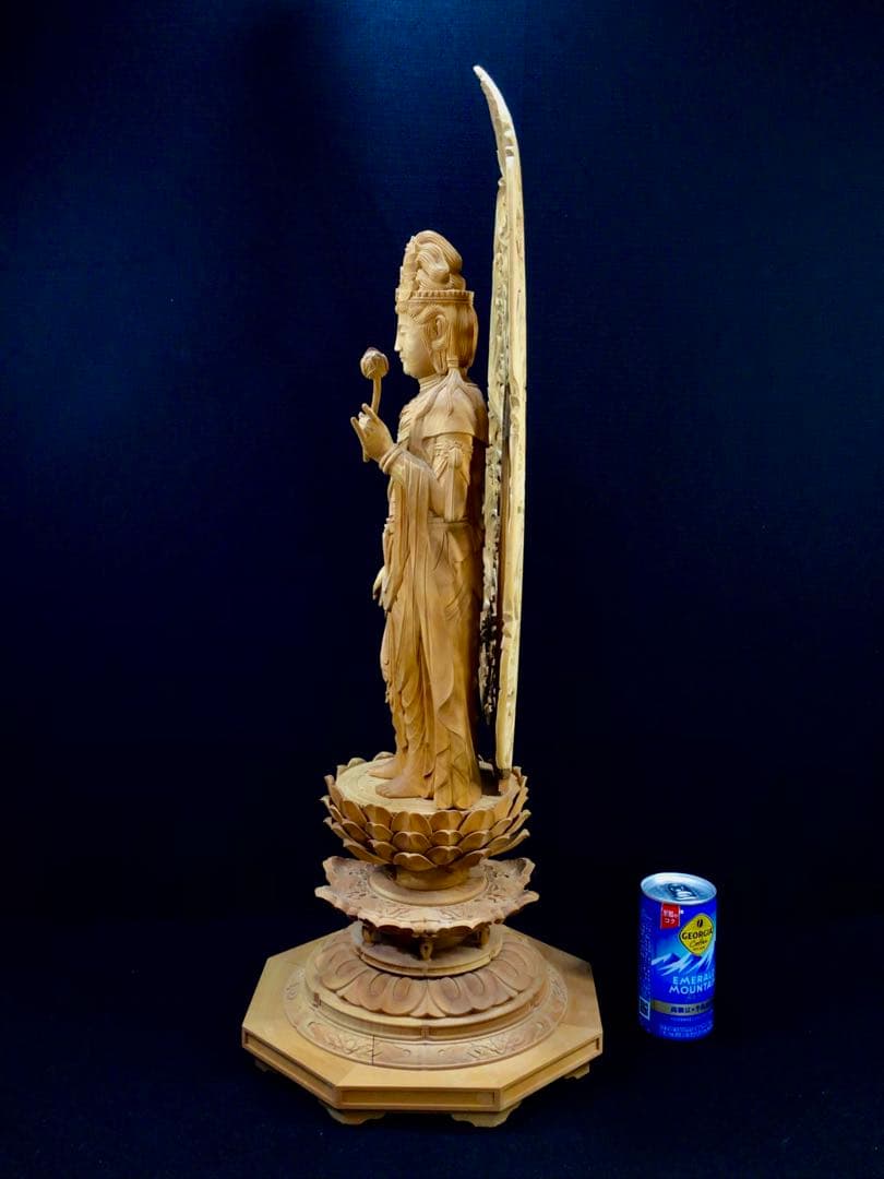 井波彫刻　聖観音菩薩立像　蓮の花の台座付き　大型　高さ約65cm