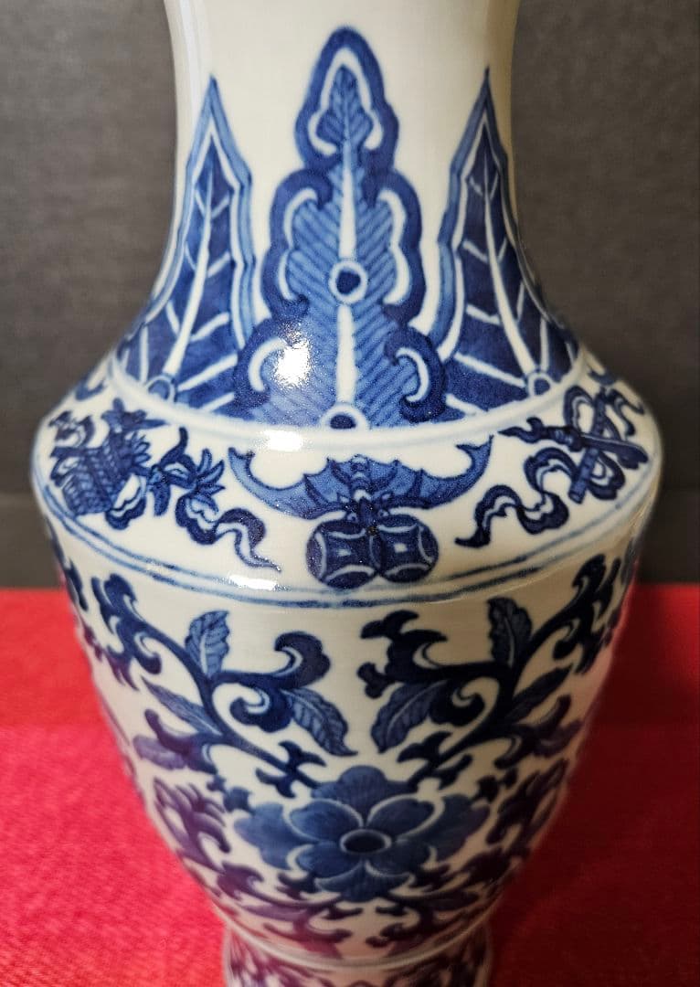 中国古美術　中国古陶磁　大清乾隆年製款　青華青花　花唐草文　丸口　瓶　罐　花入れ